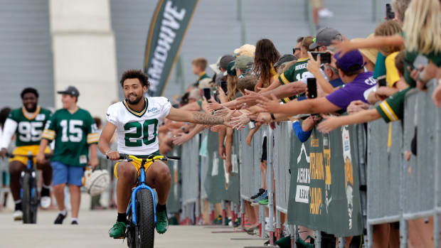 Former Wisconsin wide receiver Danny Davis riding a bike into Green Bay Packers training camp (Credit: Sarah Kloepping/USA TODAY NETWORK-Wisconsin / USA TODAY NETWORK)